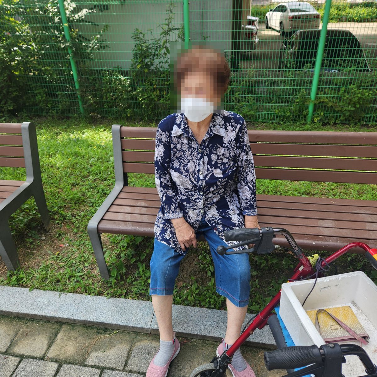 전국 병원동행서비스 마스크를 쓰고 외출한 어르신의 휴식