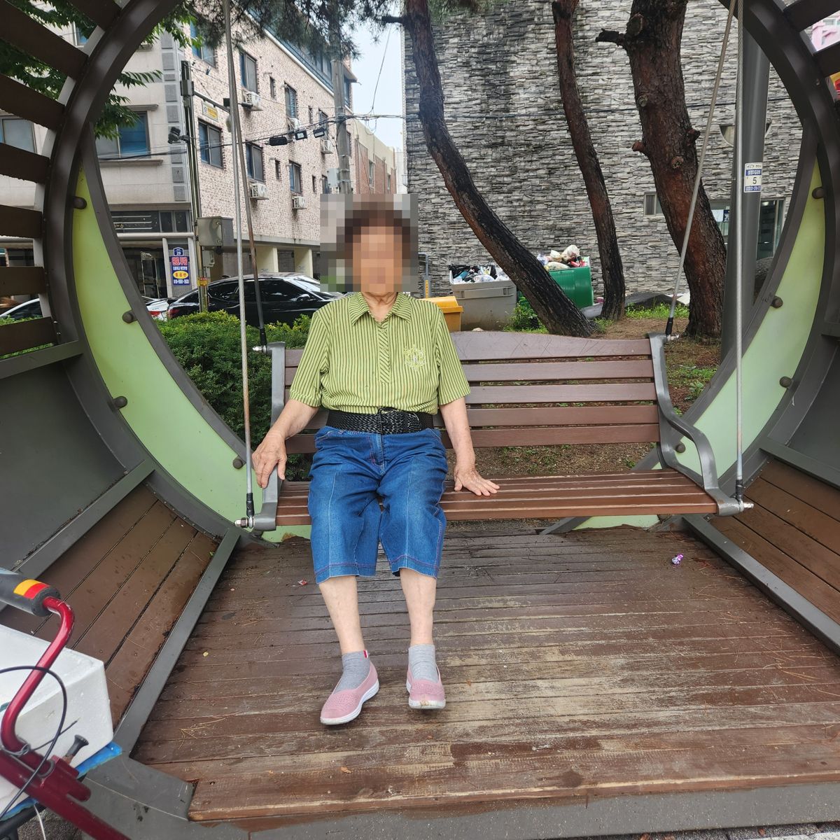 전국 병원동행서비스 외출 후 벤치에서 쉬는 어르신