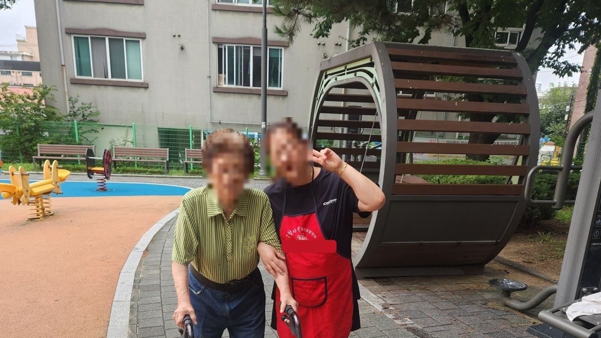 전국 병원동행서비스 외출길 쉼터 앞에서 요양보호사와 함께한 어르신