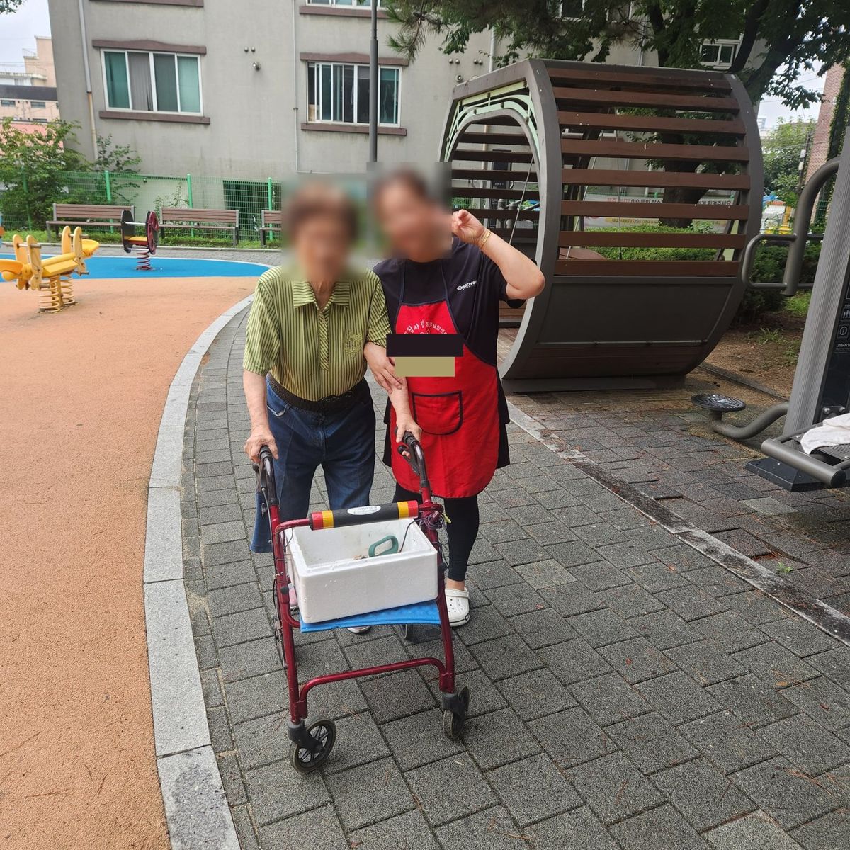 전국 병원동행서비스 요양보호사와 보행보조차로 이동하는 외출 동행